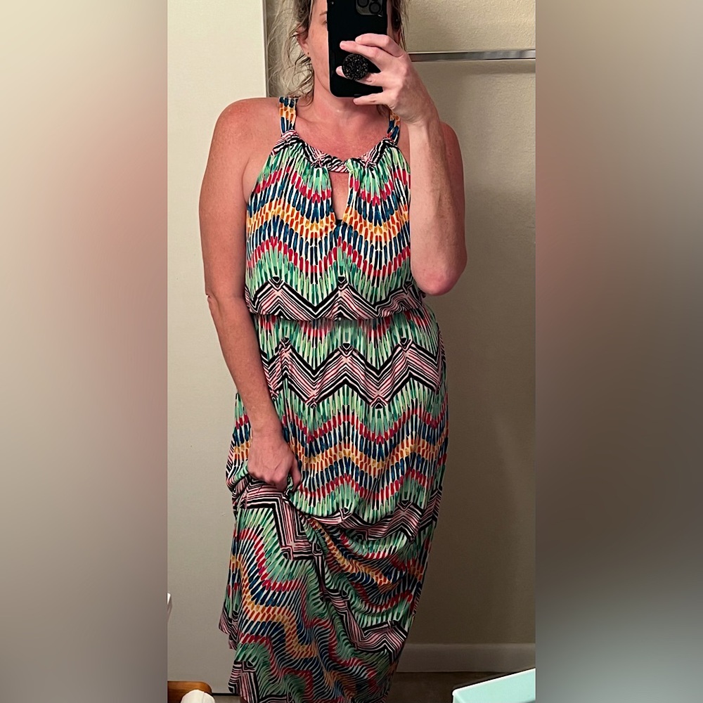 XL Dressy, Colorful maxi dress. Pretty neck cut-out & a 🎀 to secure the neck!